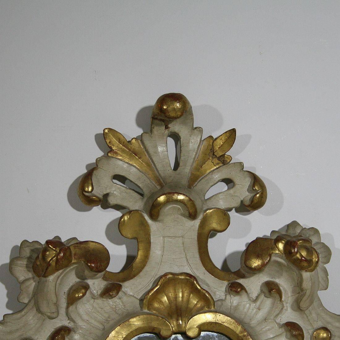 Italian 18th Century Carved  Wooden Baroque Girandole Mirror with Sconce In Good Condition In Buisson, FR