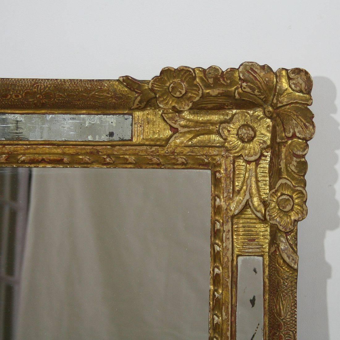 18th Century French Louis XV Baroque Giltwood Mirror In Good Condition In Buisson, FR