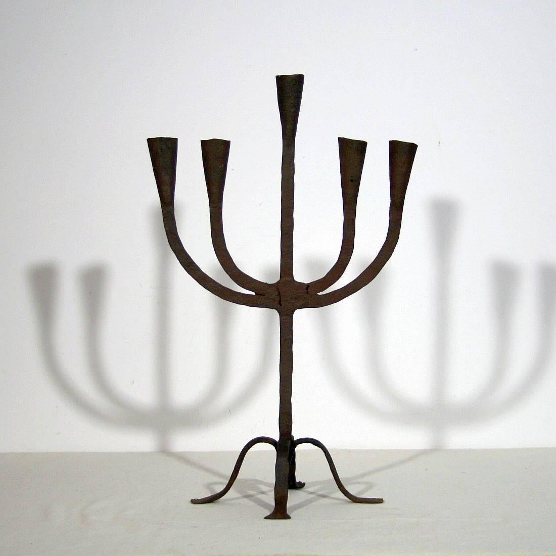 Rustic 19th Century Spanish Hand-Forged Iron Candleholder In Good Condition In Buisson, FR