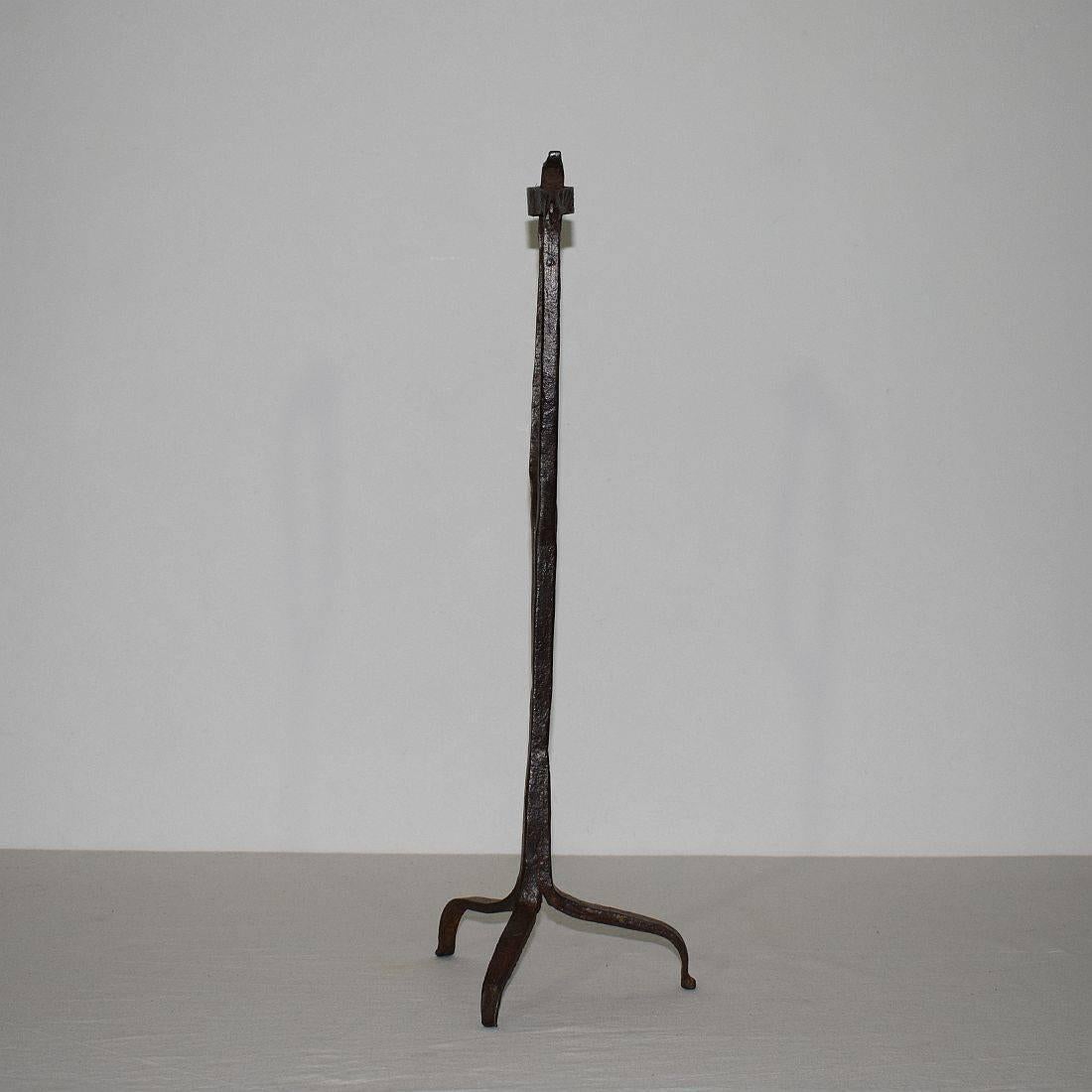 French 18th Century Hand-Forged Iron Candleholder In Good Condition In Buisson, FR