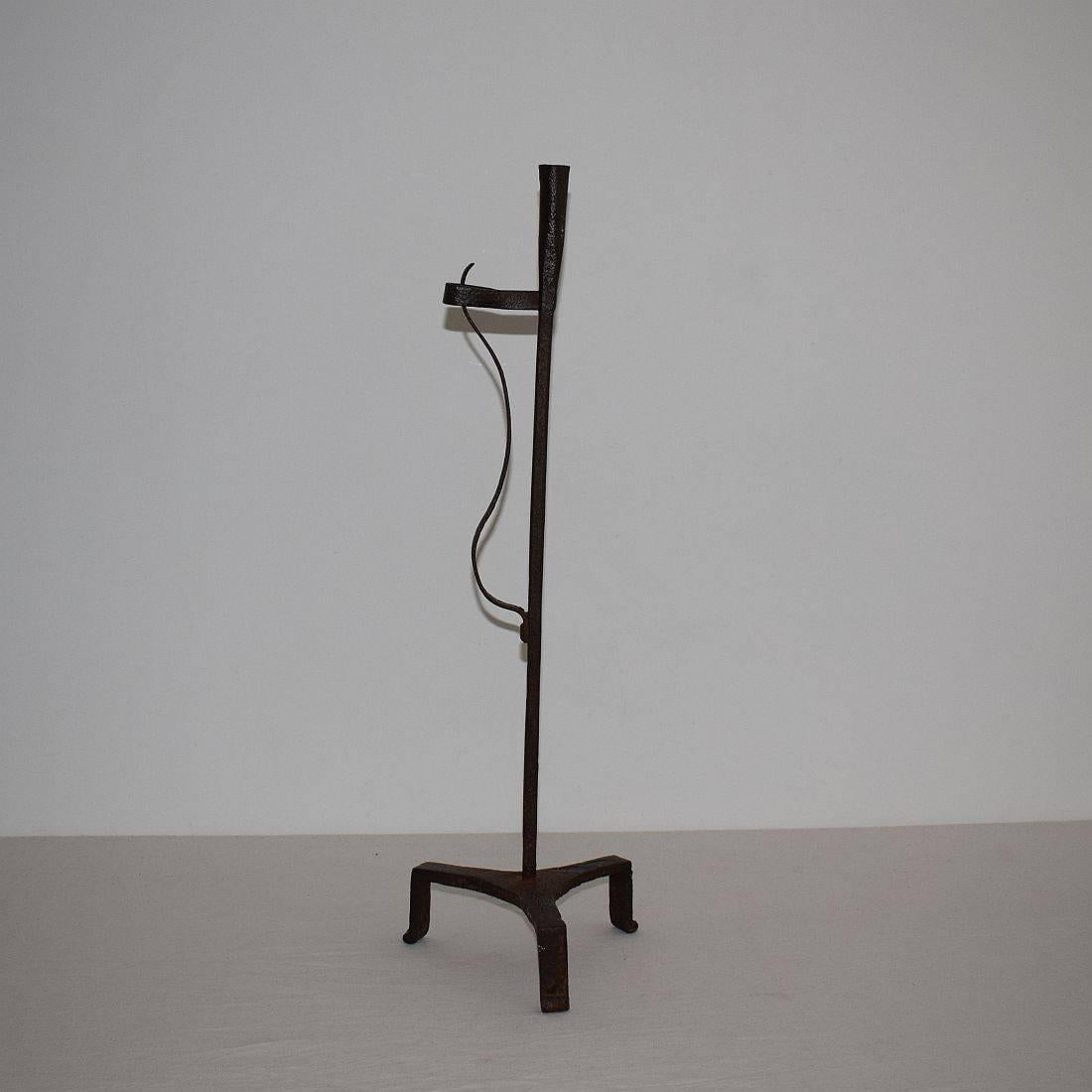 French 18th Century Hand-Forged Iron Candleholder In Good Condition In Buisson, FR