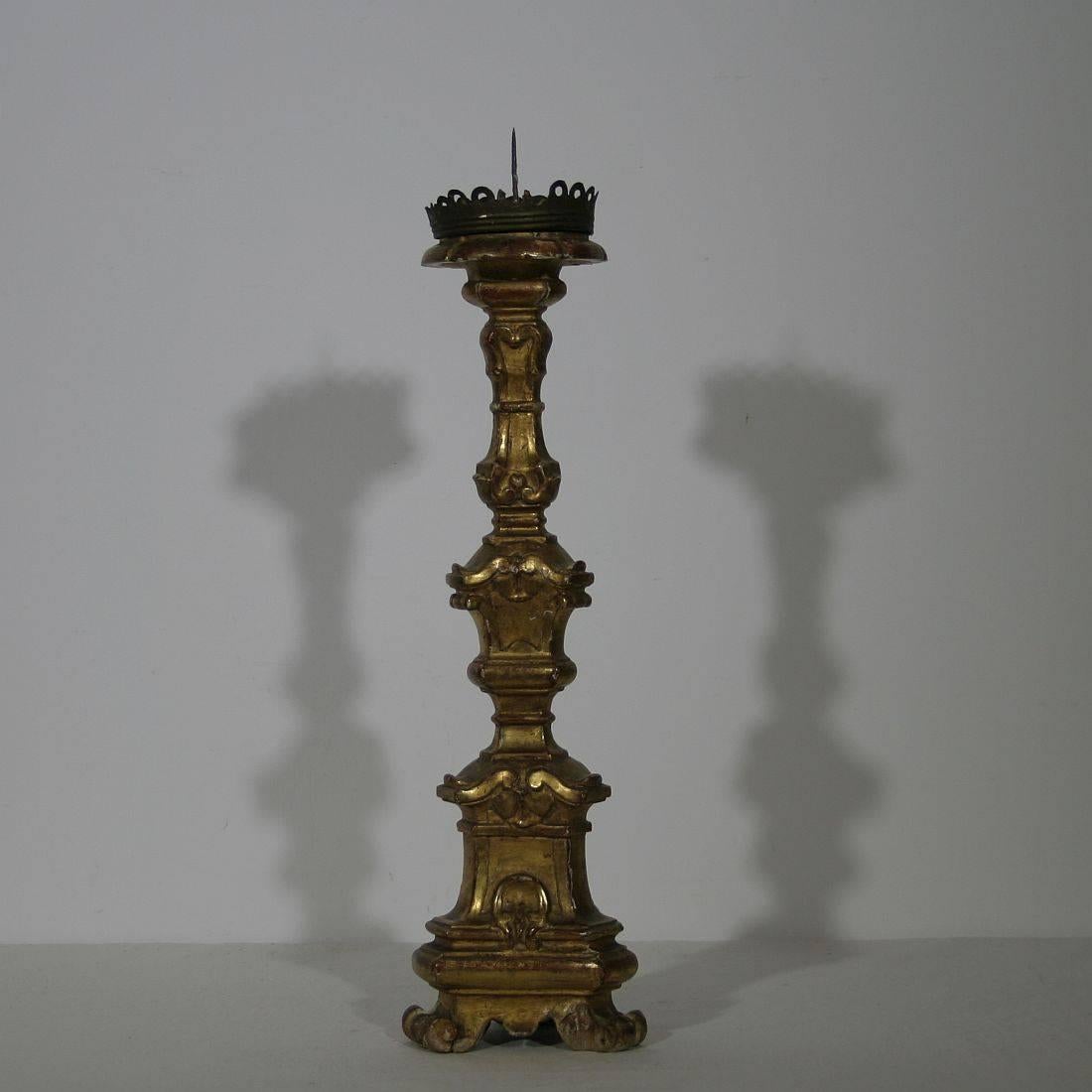 18th Century Italian Carved Giltwood Baroque Candlestick In Good Condition In Buisson, FR
