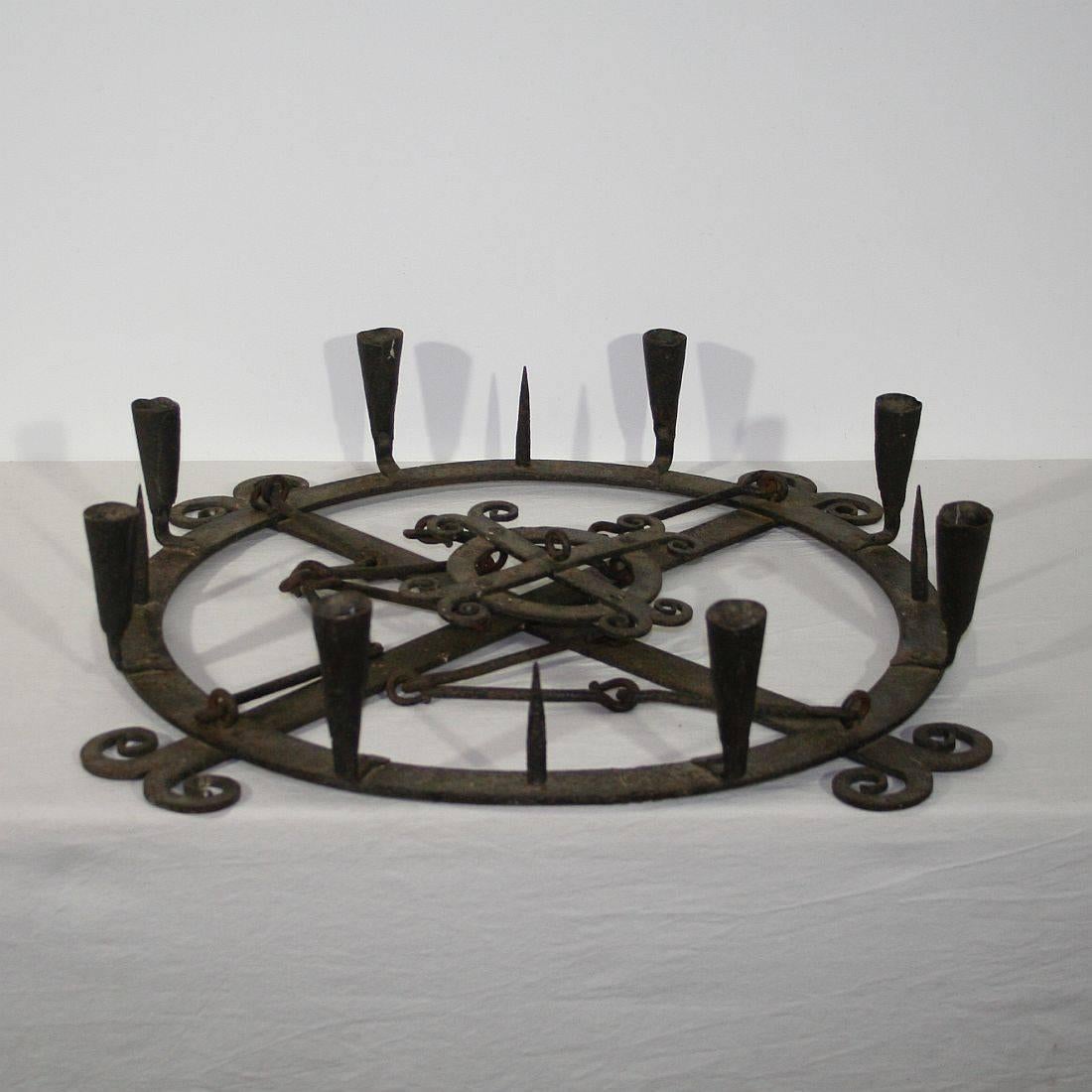 Spanish 17th-18th Century Hand-Forged Iron Chandelier In Good Condition In Buisson, FR