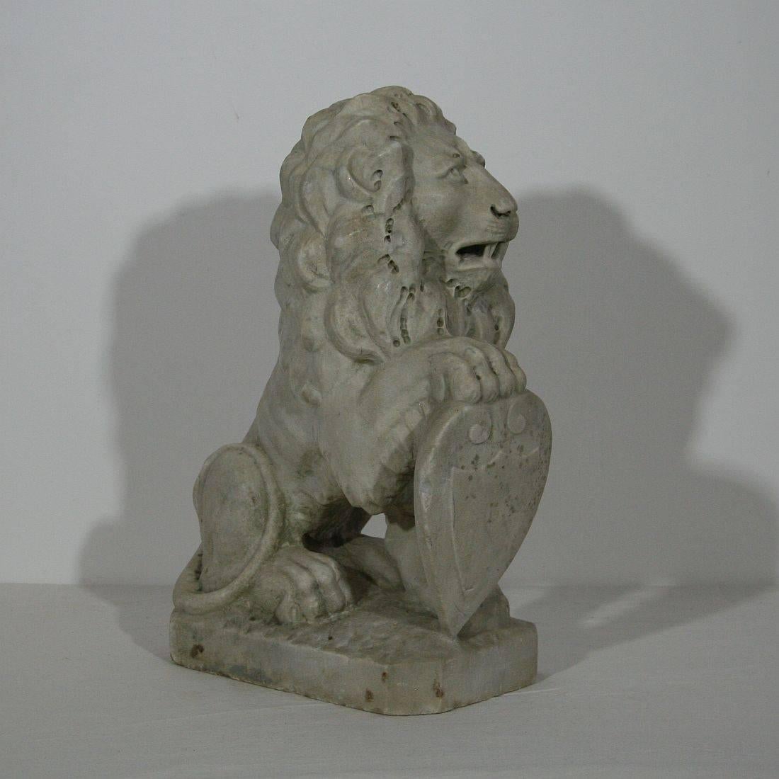 Italian 18th Century Carved Carrara Marble Lion In Good Condition In Buisson, FR