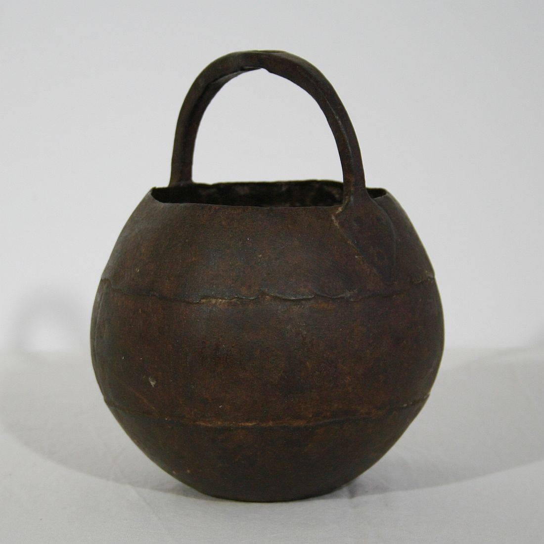 Rare hand-forged iron cooking pot
Probably India 18th century
Despite of their age in a good condition.