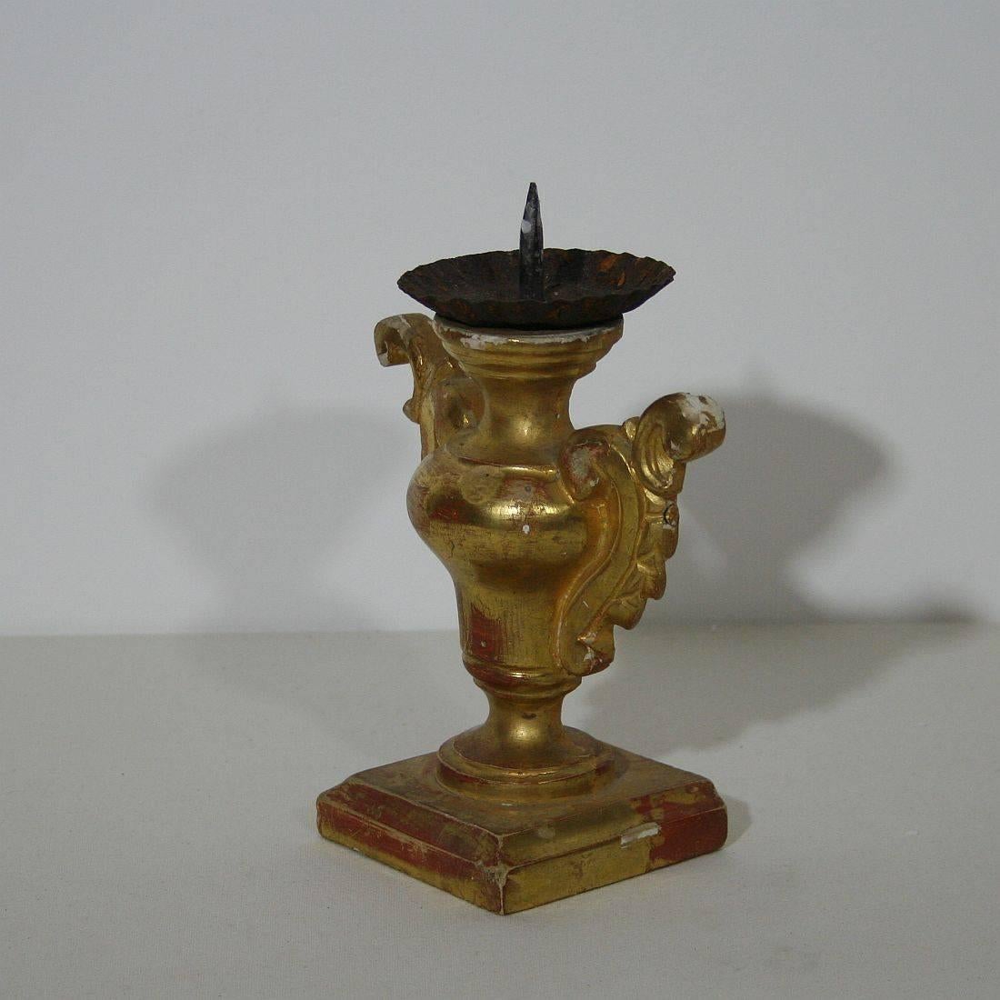 Small 18th Century Italian Carved Giltwood Baroque Candleholder In Good Condition In Buisson, FR