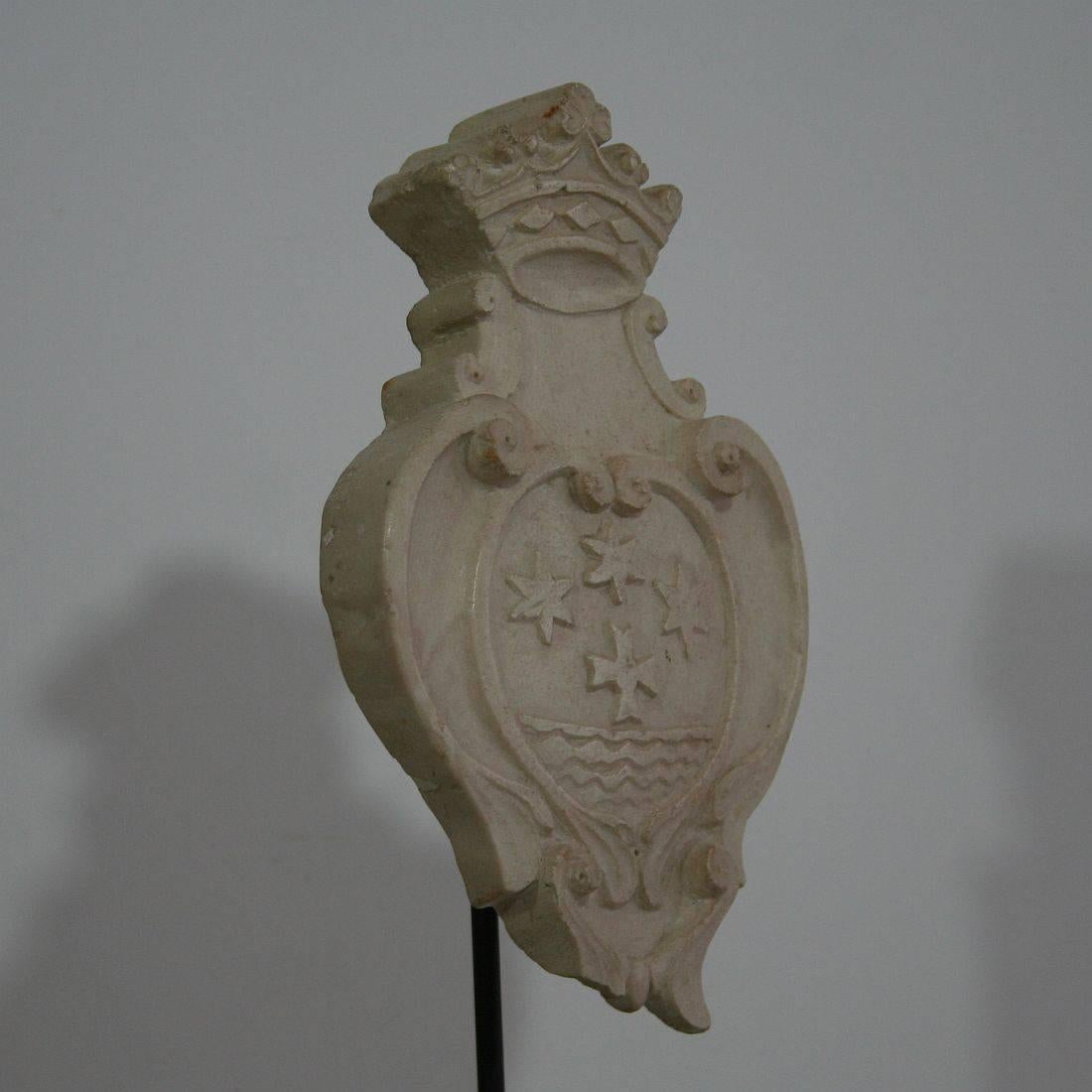 18th Century Italian White Marble Coat of Arms In Good Condition In Buisson, FR