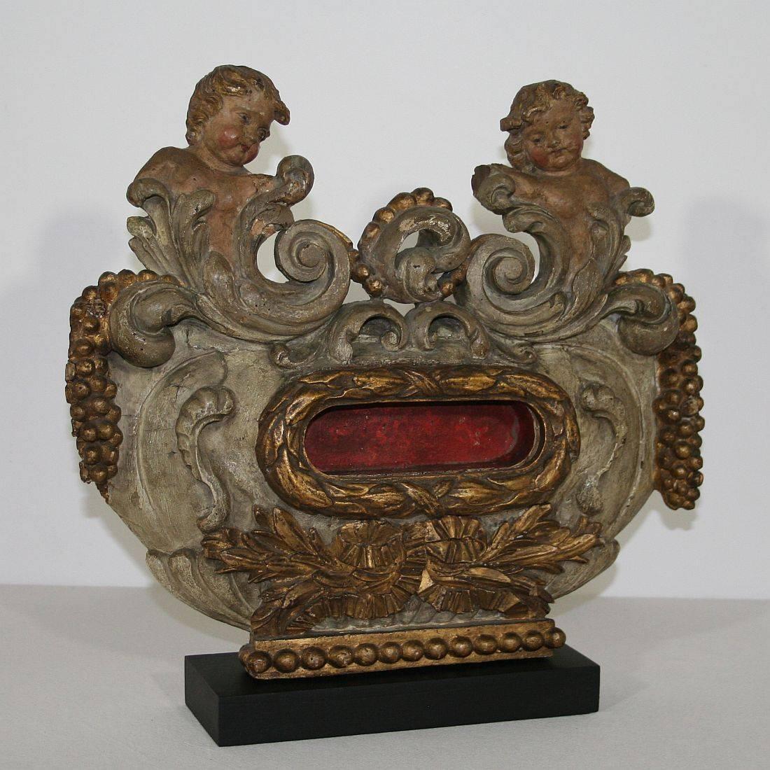 Unique reliquary with two angels and its original color
Italy, circa 1650-1700
Weathered and small losses. Without the relics.
Measurement with the wooden base.
More pictures available on request.