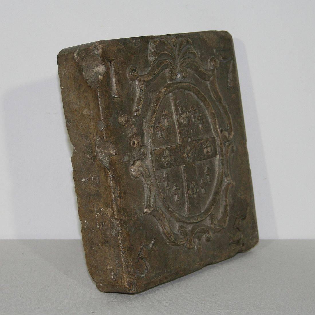 French 18th Century, Carved Keystone, 1755 In Good Condition In Buisson, FR