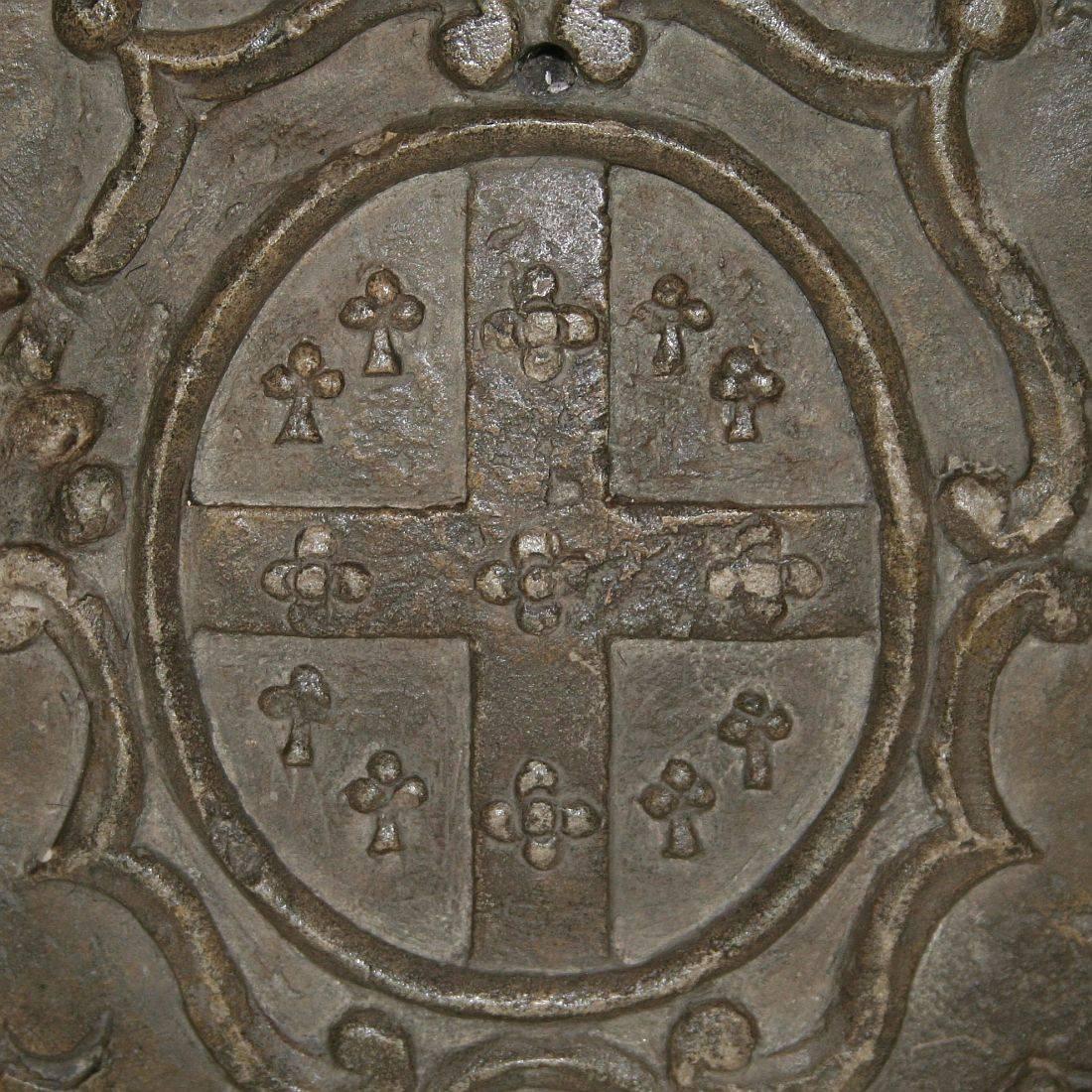 Beautiful keystone with a coat of arms. Dated 1755 and ornated with fleurs-de-lyse
France, 1755
Weathered.