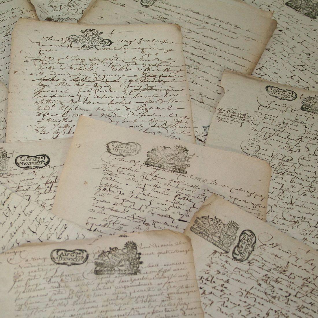 Bundle of 20 extremely old handwriting's on paper.
France between 1650-1700.
Weathered.