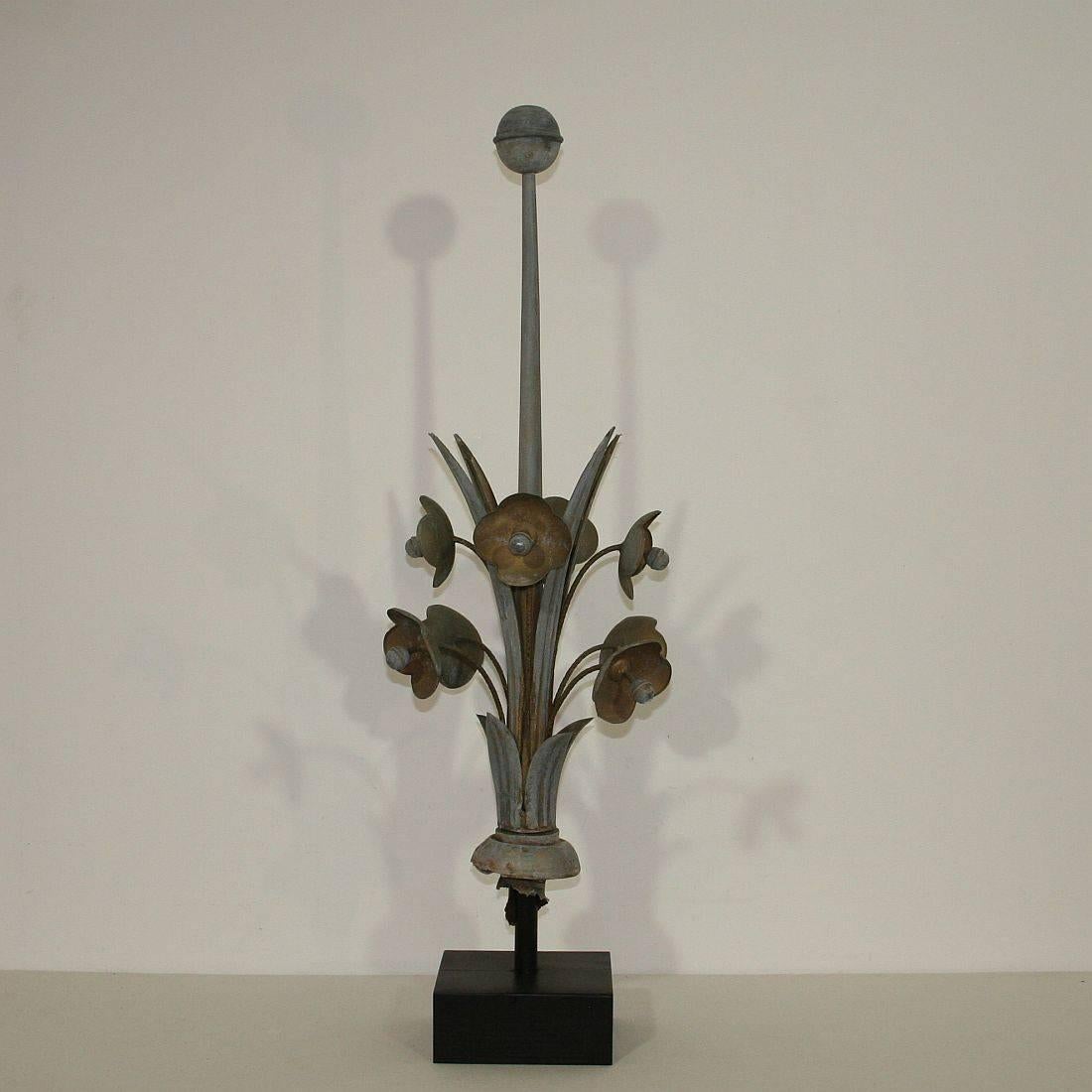 Beautiful and rare zinc roof finial with flowers
France, circa 1880-1900
Weathered
Measurement here below inclusive the base.