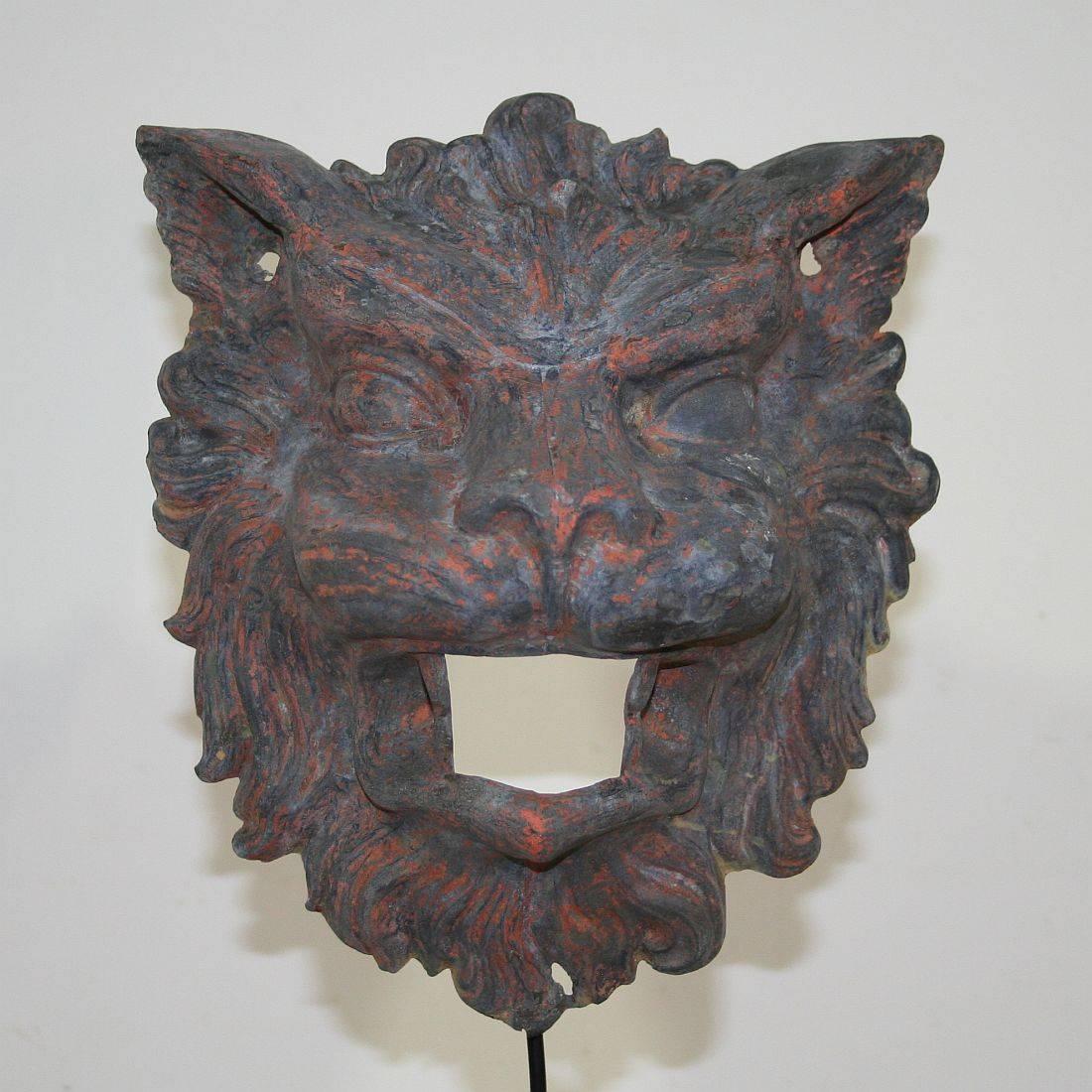 French 19th Century Zinc Lion Head In Fair Condition In Buisson, FR