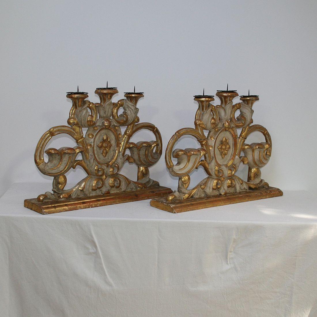 Pair of 18th Century Italian Baroque Carved Wooden Candleholders/Candlesticks In Fair Condition In Buisson, FR