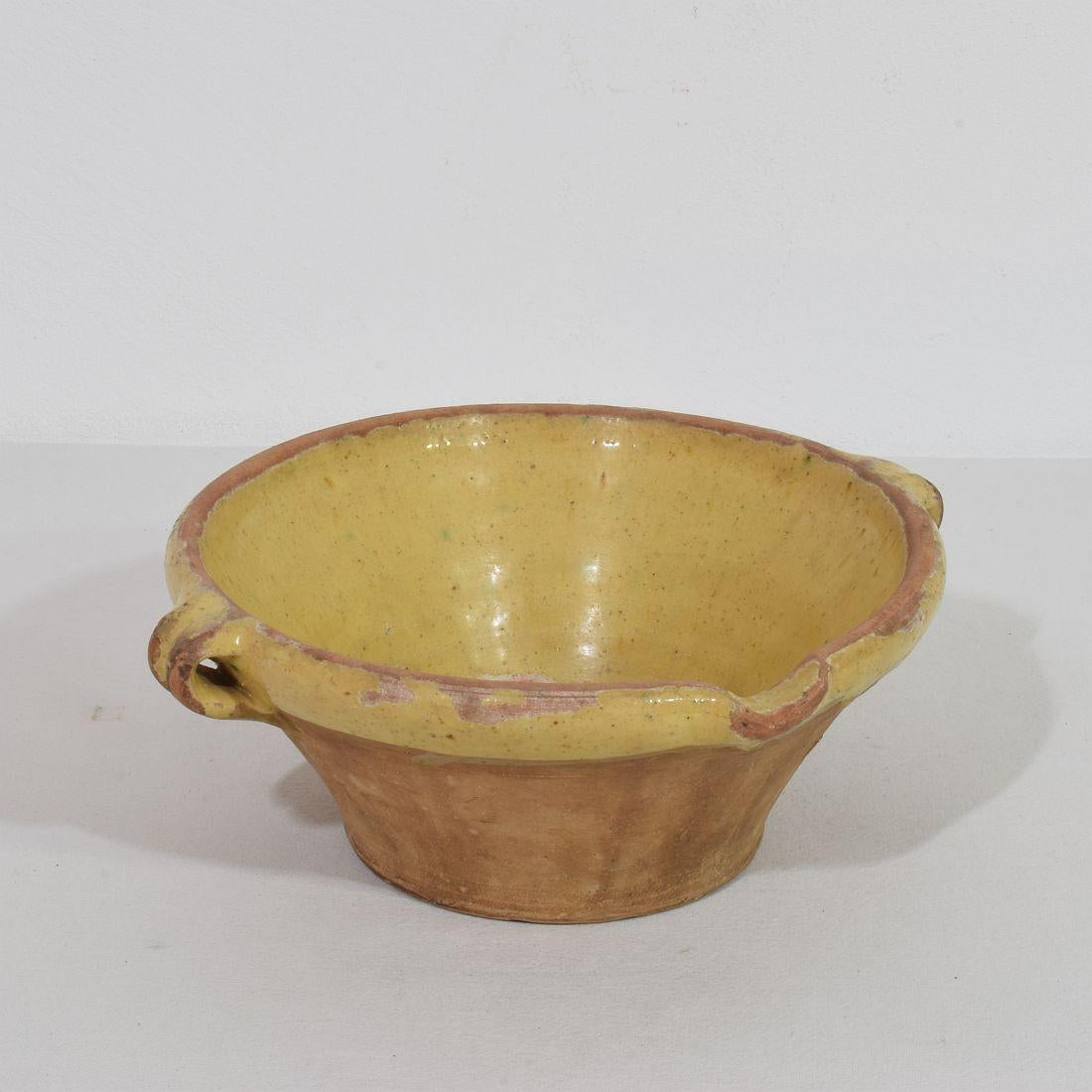 Stile provenzale Piccola ciotola da latte o tan in terracotta smaltata gialla francese del XIX secolo in vendita