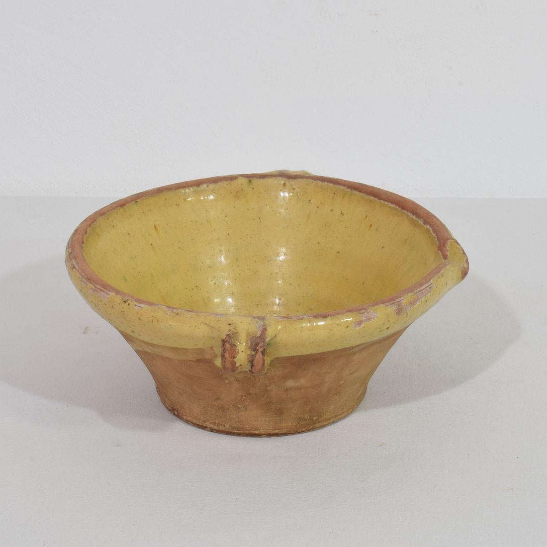 Francese Piccola ciotola da latte o tan in terracotta smaltata gialla francese del XIX secolo in vendita