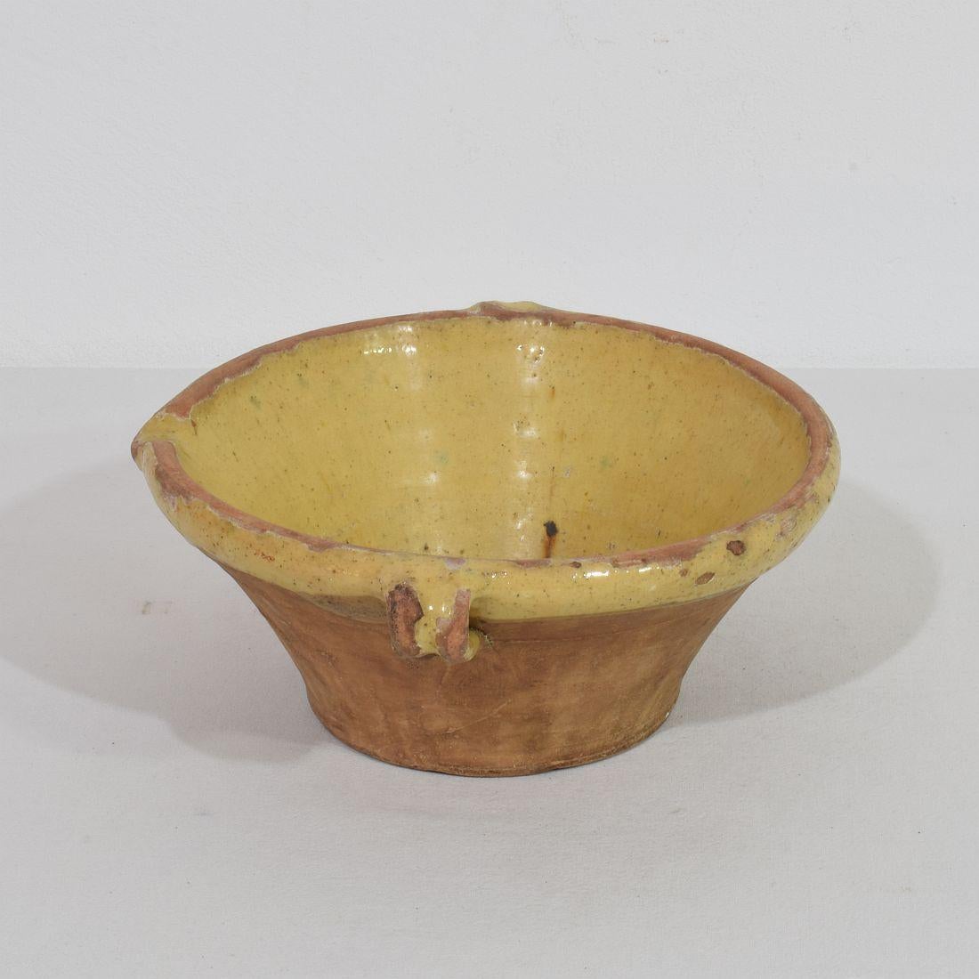 Piccola ciotola da latte o tan in terracotta smaltata gialla francese del XIX secolo In condizioni buone in vendita a Buisson, FR