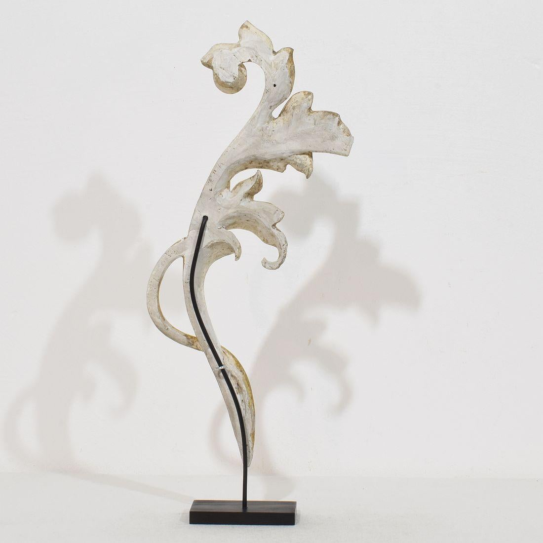 18th Century and Earlier Italian 18/19th Century Hand Carved Giltwood Acanthus Leaf Curl Ornament For Sale