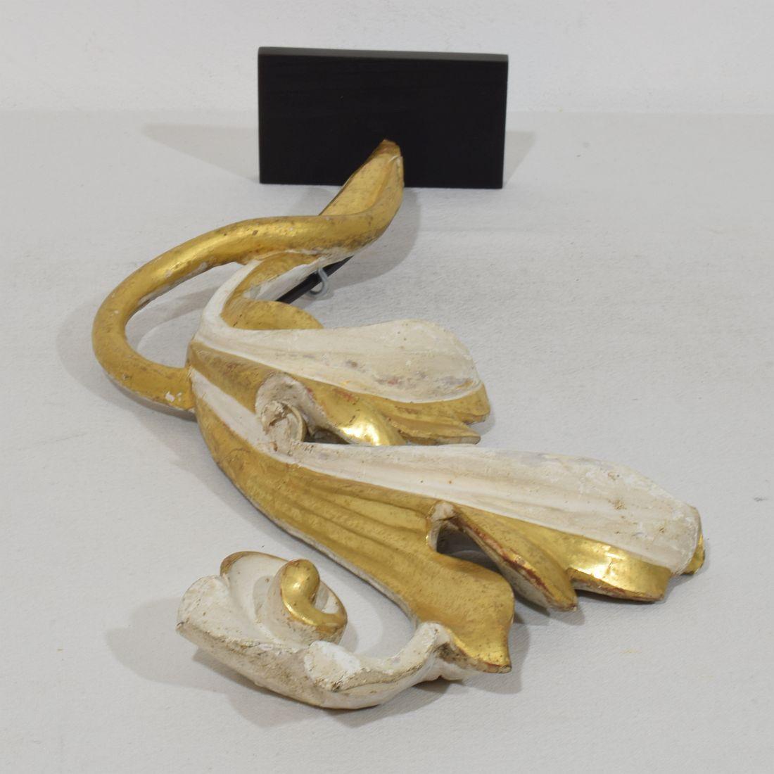 Italian 18/19th Century Hand Carved Giltwood Acanthus Leaf Curl Ornament For Sale 3