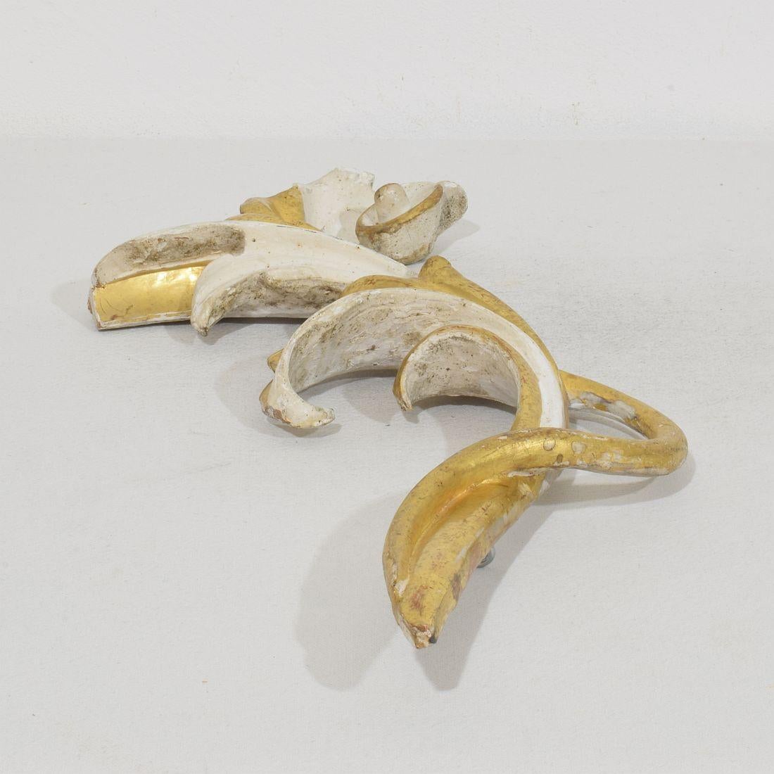 Italian 18/19th Century Hand Carved Giltwood Acanthus Leaf Curl Ornament For Sale 4