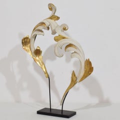 Pareja de adornos italianos de madera de giltwood tallada a mano en forma de hoja de acanto del siglo XVIII/XIX