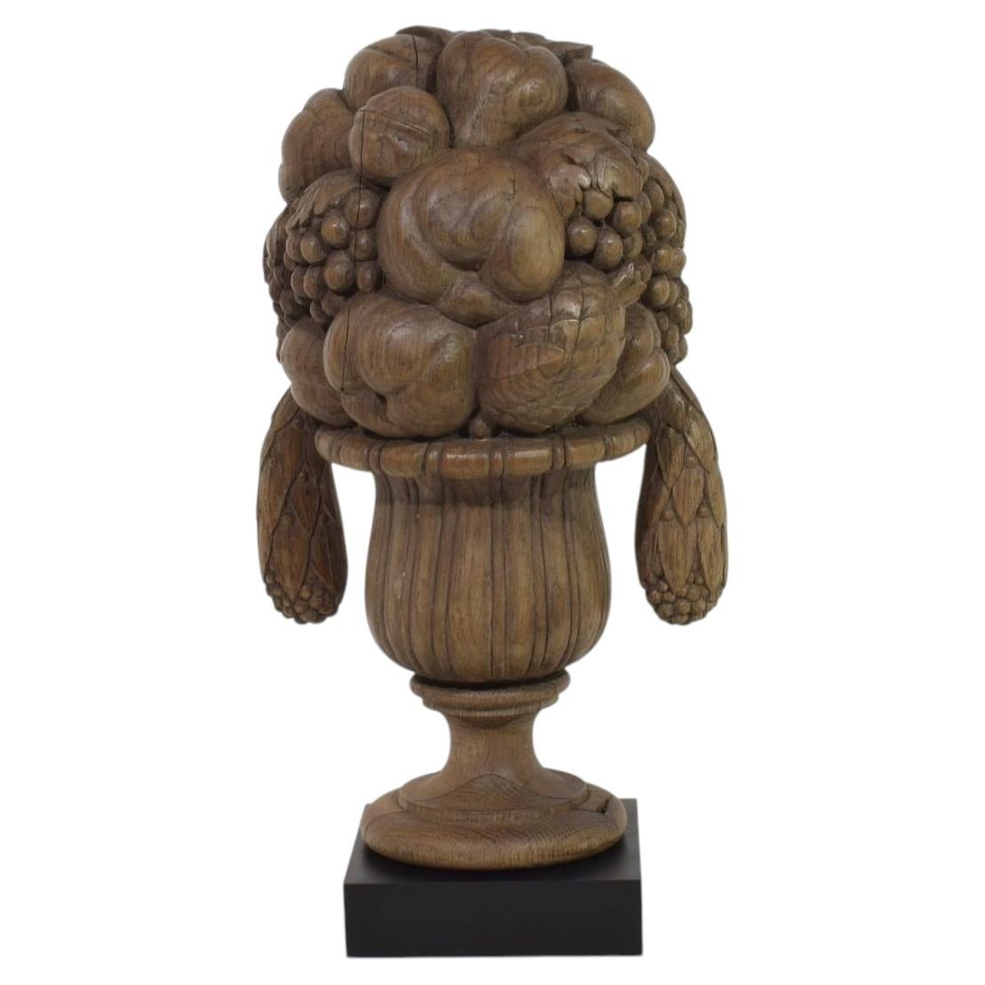 Vase en chêne sculpté à la main, ornement / épi de faîtage néoclassique français du début du 19e siècle en vente