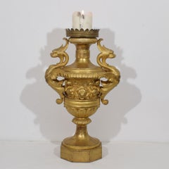 Chandelier néoclassique unique en bois doré, orné de poignées en forme de monstres marins, 1820-1850