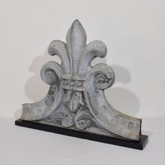 Fragmento de una escultura antigua francesa de flor de lis en zinc con soporte, hacia 1850-1900