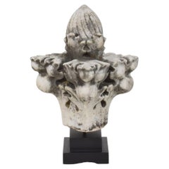 Fleuron de toit français ancien de style néo-gothique, en marbre sculpté à la main, sur socle, 1850
