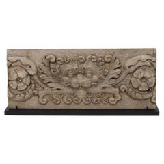 Panneau baroque français ancien en chêne sculpté à la main représentant un lion, sur socle, vers 1650