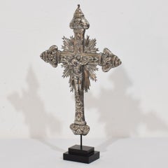 Croix d'autel antique italienne de style baroque du XVIIIe siècle, sculptée en argent repoussé