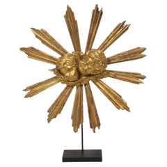Scultura in legno dorato del XIX secolo con motivo a raggi di sole su piedistallo da museo su misura