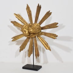 Scultura in legno dorato del XIX secolo con motivo a raggi di sole su piedistallo da museo su misura