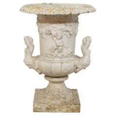 Französische Medici-Vase aus Gusseisen aus dem 19. Jahrhundert, verziert mit Putten
