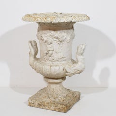 Französische Medici-Vase aus Gusseisen aus dem 19. Jahrhundert, verziert mit Putten