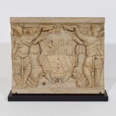 Fragment de panneau en chêne sculpté à la main du XVIIIe siècle, représentant un relief héraldique