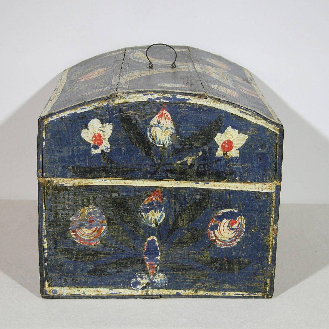 18th Century French Folk Art Weddingbox from Normandy with Hearts and Bird In Good Condition In Buisson, FR