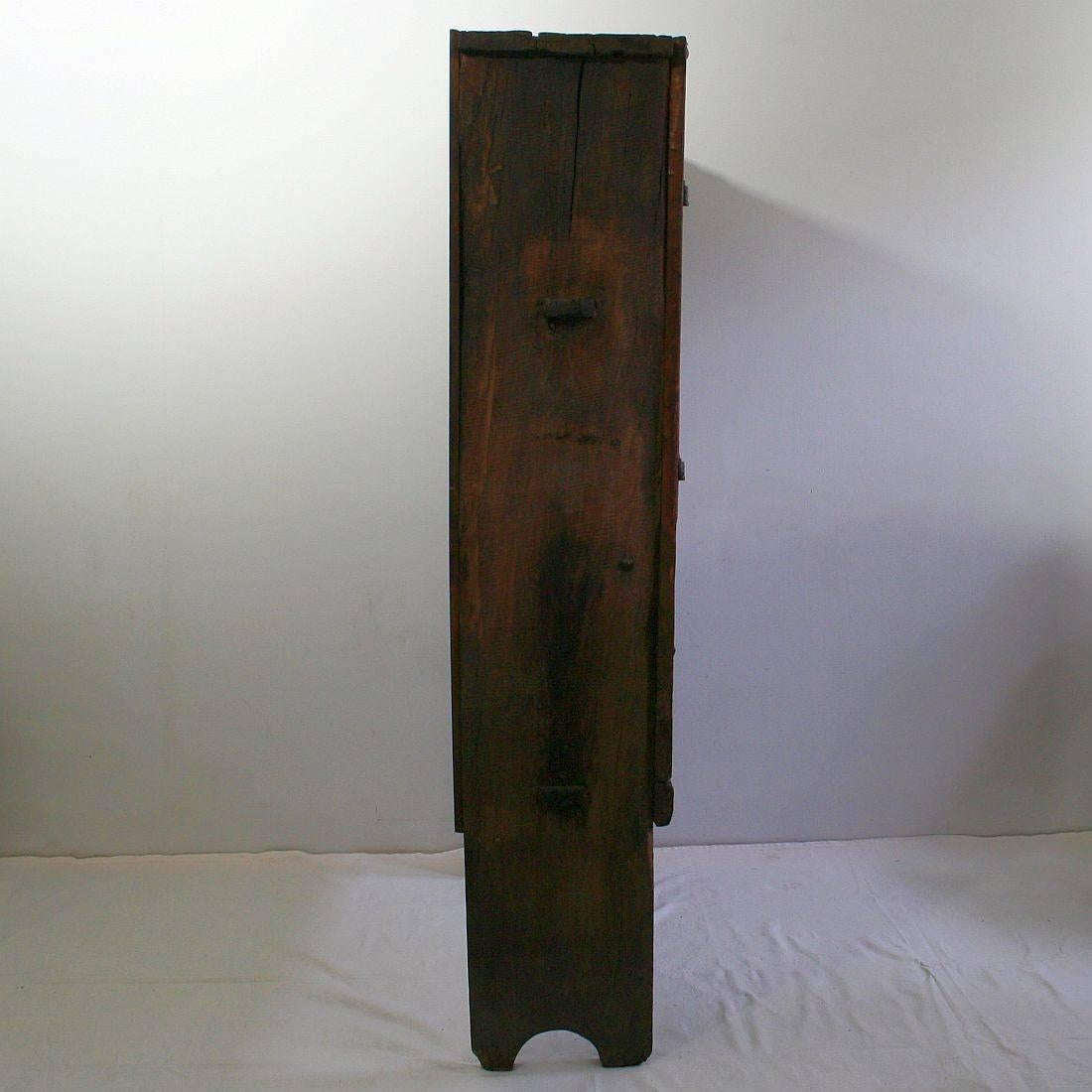 Spanish Late 17th Century Oak Cupboard In Fair Condition In Buisson, FR