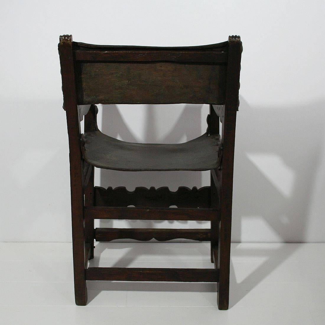 Early 17th Century French Renaissance Chair Original Leather In Good Condition In Buisson, FR