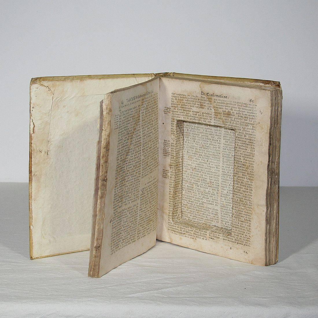 Nice Collection of 18th Century Italian Weathered Vellum Books In Fair Condition In Buisson, FR