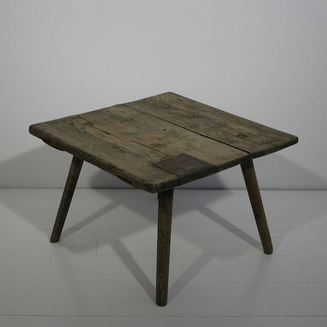 Small French Early 19th Century Rustic Oak Table In Good Condition In Buisson, FR