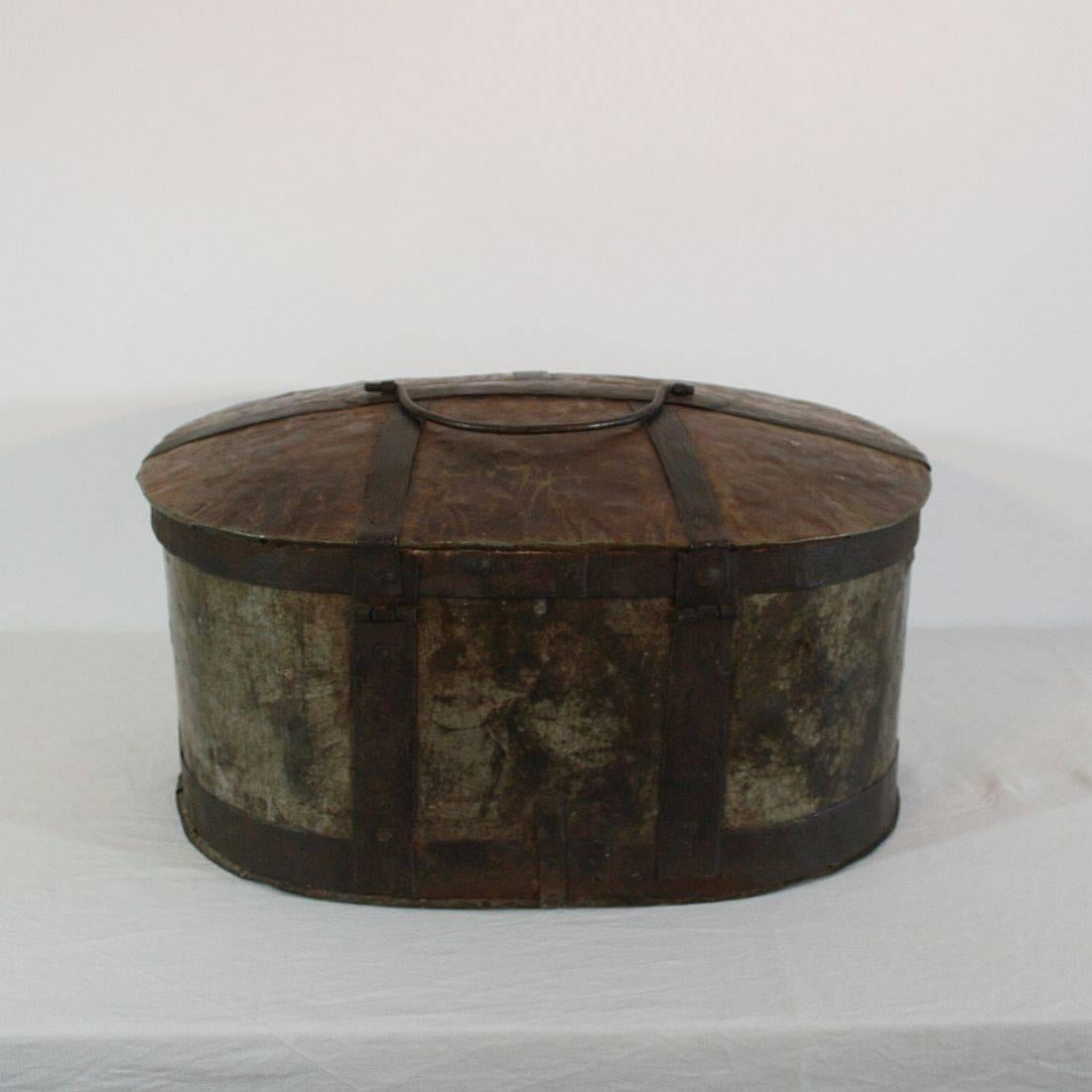 Rare 18th Century Swedish Riveted Iron Travel Box In Good Condition In Buisson, FR