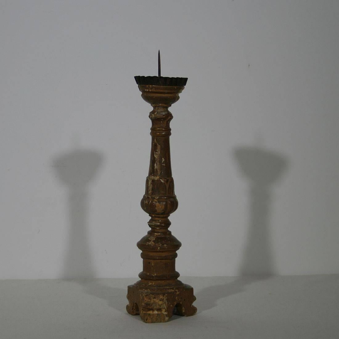 Small Gilded Italian 18th Century Neoclassical Wooden Candlestick In Good Condition In Buisson, FR