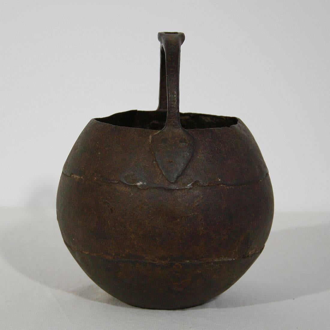 Primitive 18th Century Hand-Forged Iron Cooking Pot In Good Condition In Buisson, FR