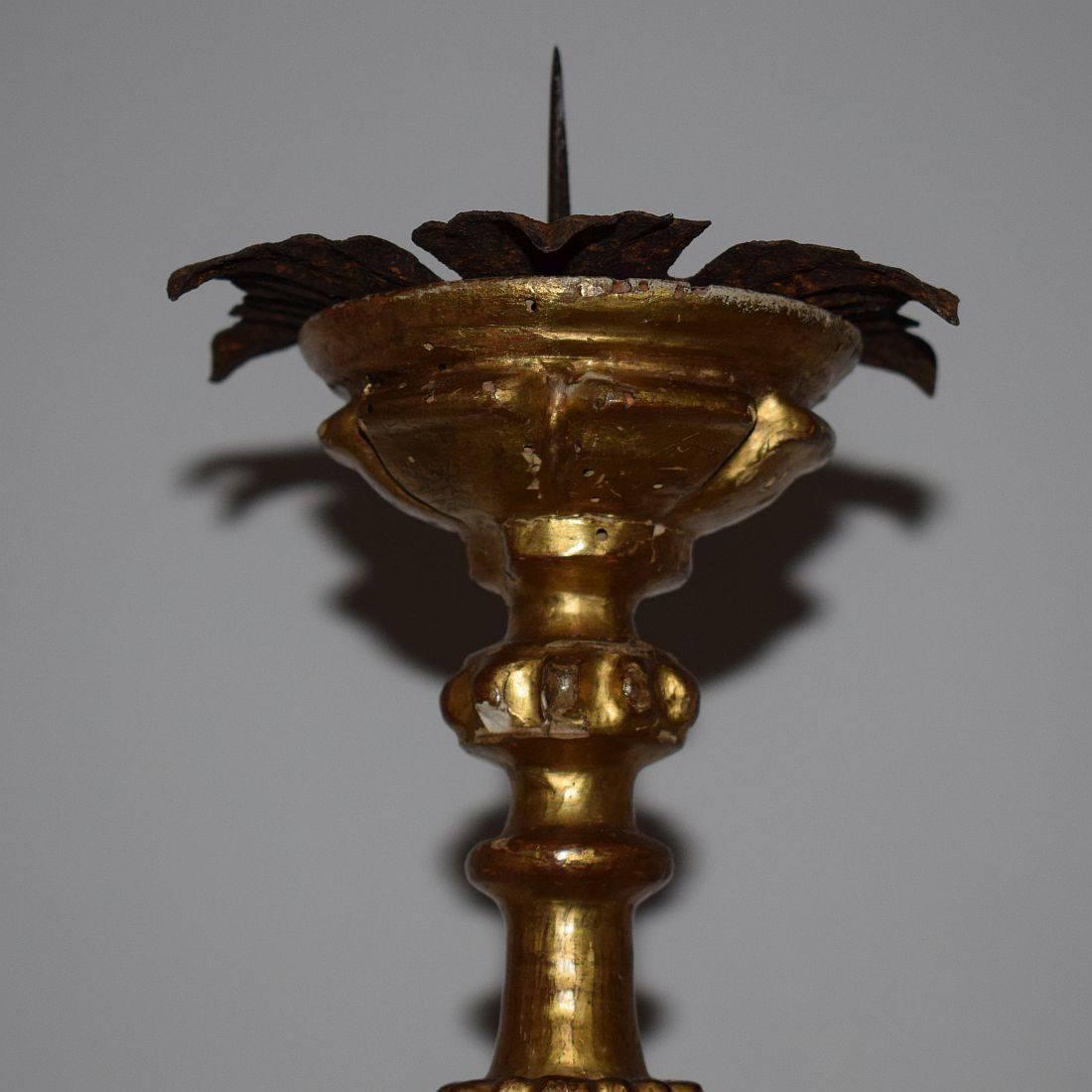 17th Century Italian Giltwood Candlesticks With Angels In Good Condition In Buisson, FR