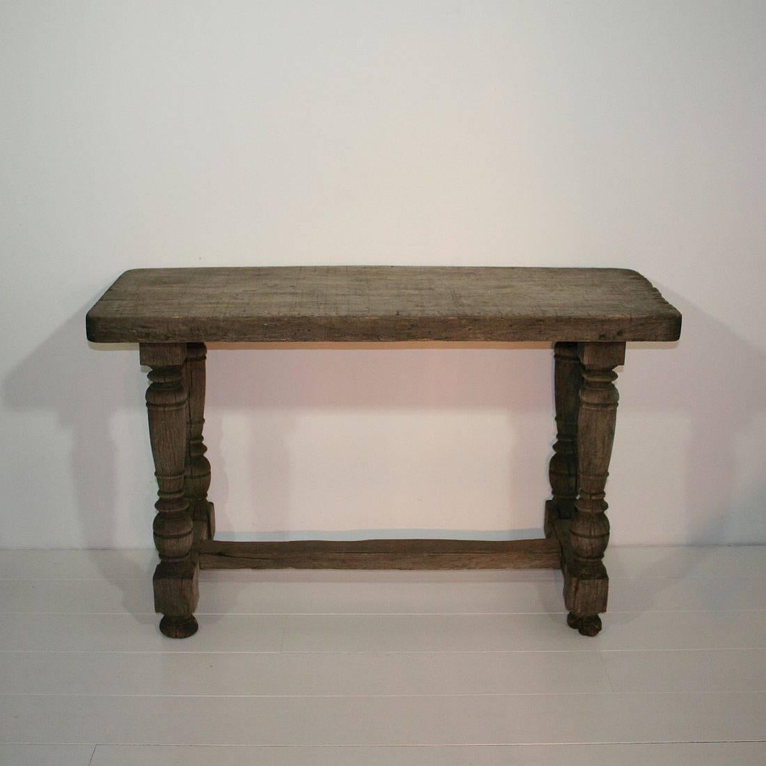 French 18th-19th Century Weathered Oak Table In Distressed Condition In Buisson, FR