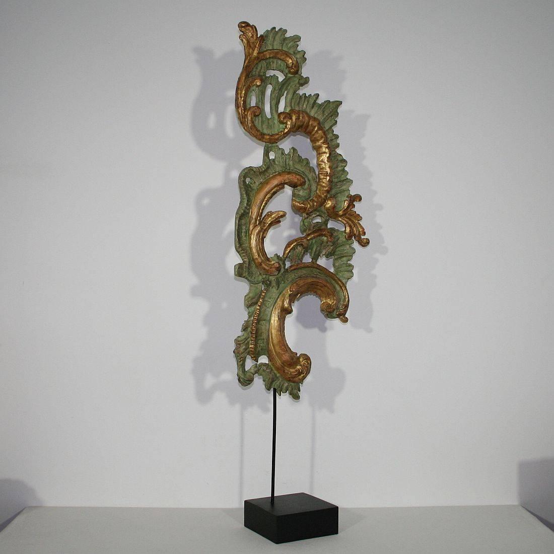 Very Large 18th Century Italian Baroque Carved Wooden Curl In Fair Condition In Buisson, FR
