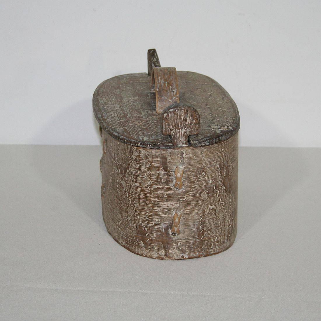 Beautiful Swedish box, once used for storage. Nice patina.
Sweden, circa 1750.
Weathered, small losses and old repairs.
More pictures are available on request.