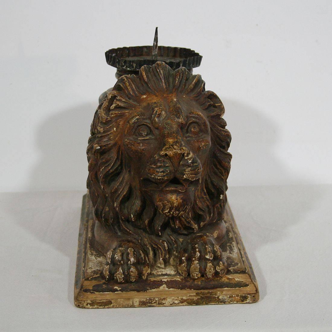 Italian 18th Century Baroque Carved Wooden Lion with Candle-Holder In Good Condition In Buisson, FR