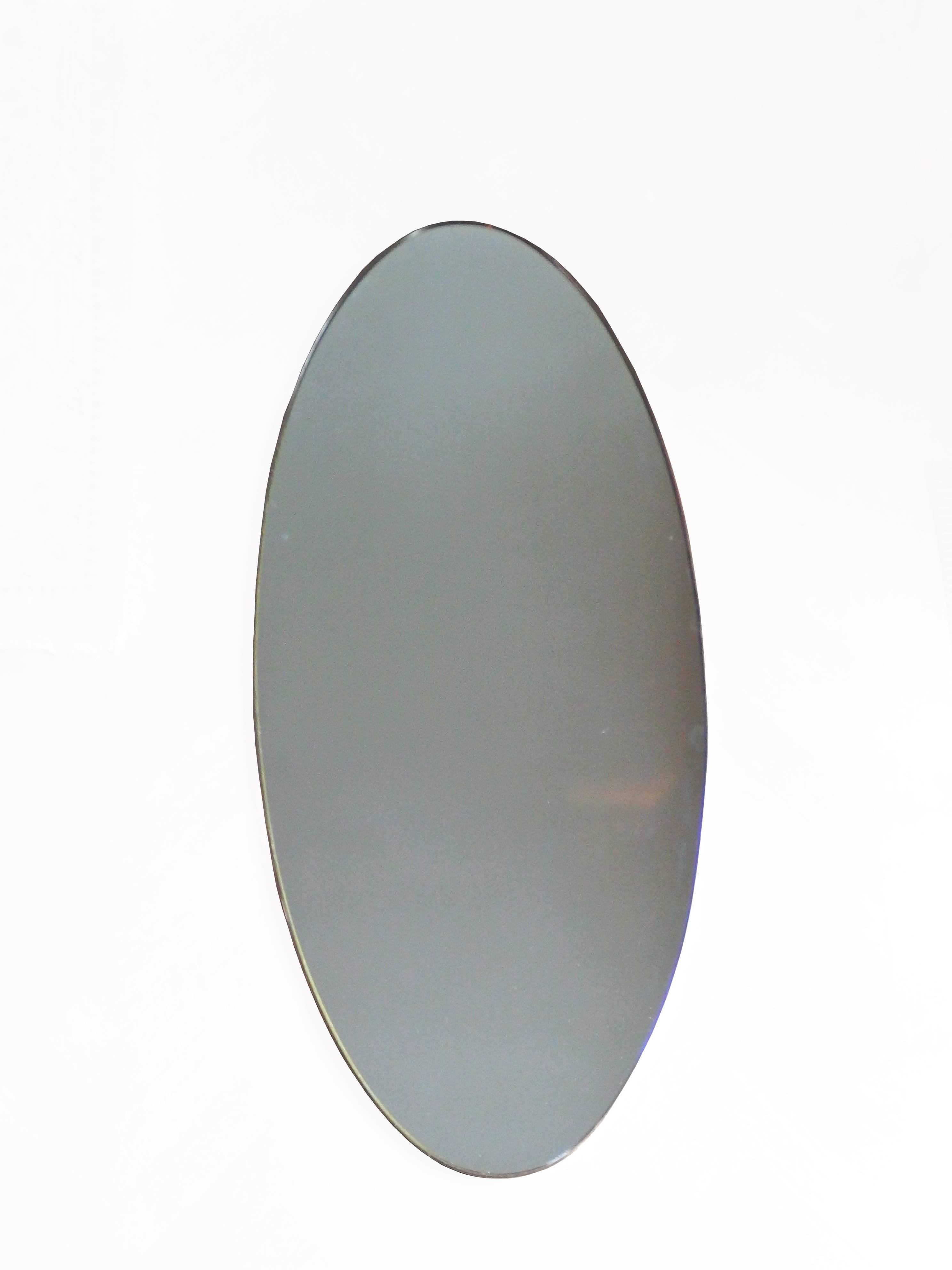 Large pair of Italian oval mirrors in a brass frame from the 1950s.